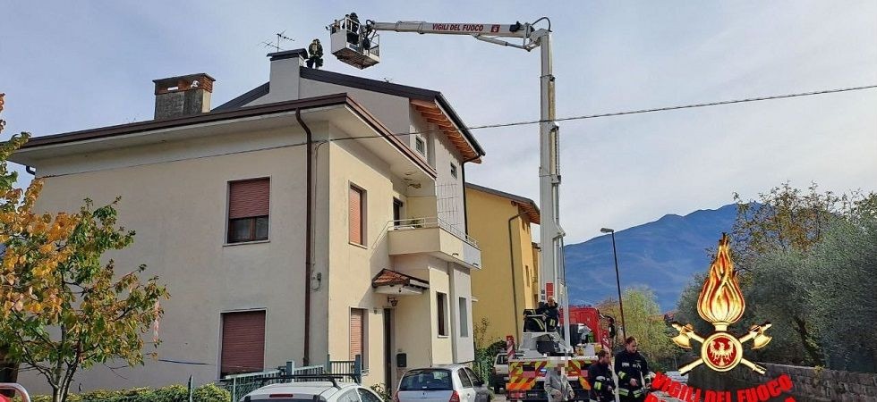 Fiamme sul tetto di un edificio nell'Alto Garda, intervengono i vigili del fuoco che verificano i livelli di monossido di